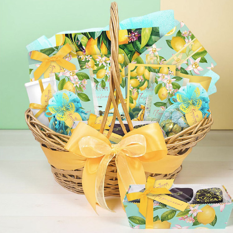 Подарочная корзина: шоколад, конфеты, оливки, кофе