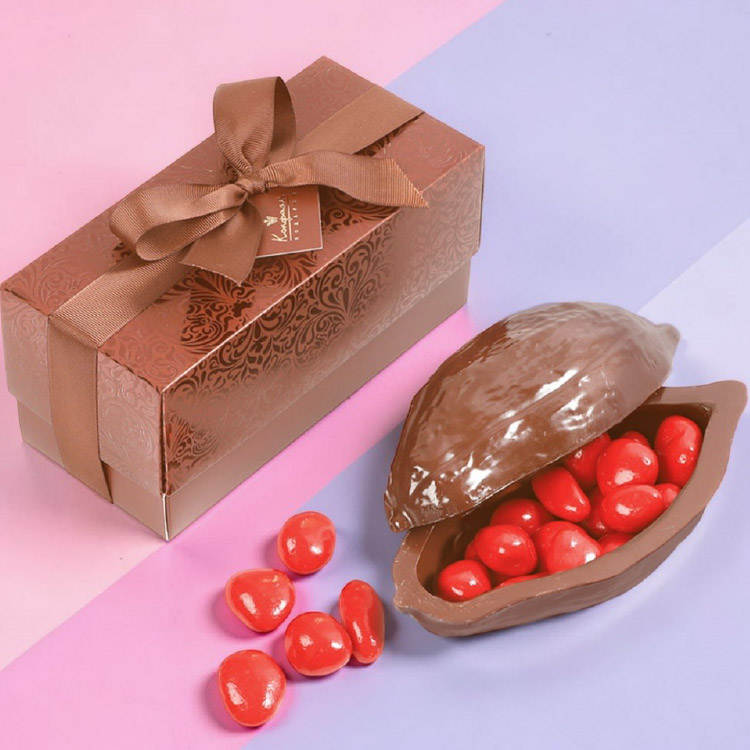 Какао-боб из молочного шоколада с драже клубника в белом шоколаде