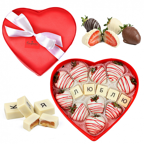 Сердце с конфетами ассорти и свежей клубникой в шоколаде красное 