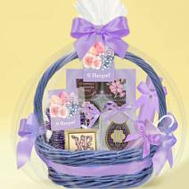 Пасхальная корзина с шоколадом и конфетами