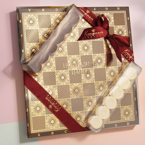 "Шашки" из молочного и белого шоколада 