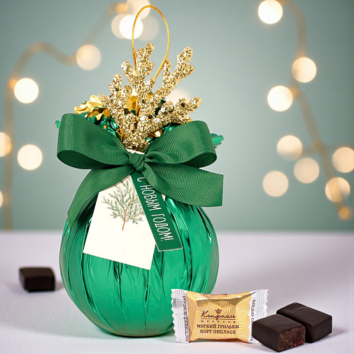 Ёлочный шар с конфетами мягкий грильяж зеленый 110г